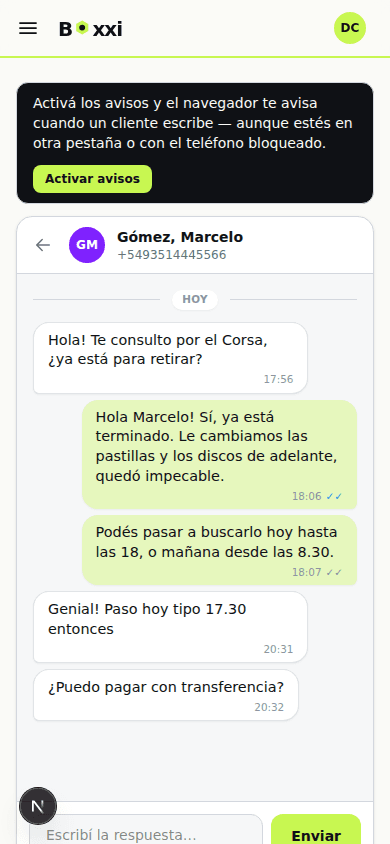 La misma conversación en un celular: el hilo a pantalla completa, como cualquier mensajería.