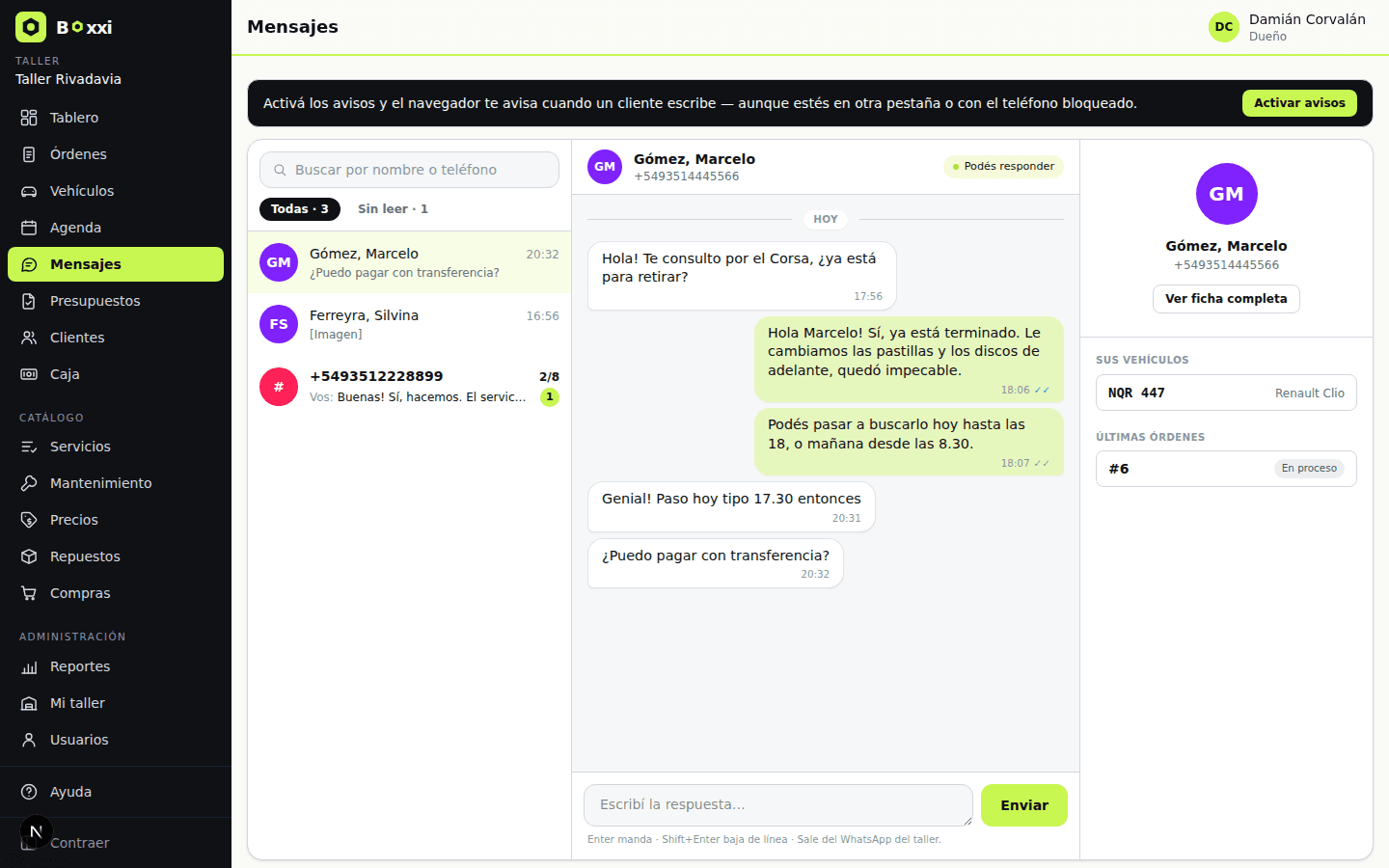 La consola de mensajes en escritorio: la bandeja de conversaciones, la charla con un cliente y su historial — vehículos y órdenes — al costado.